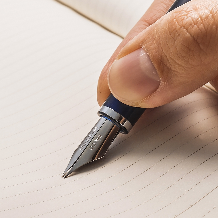 ヌードラーズインクのフレックスニブで書くと味のある文字が書ける